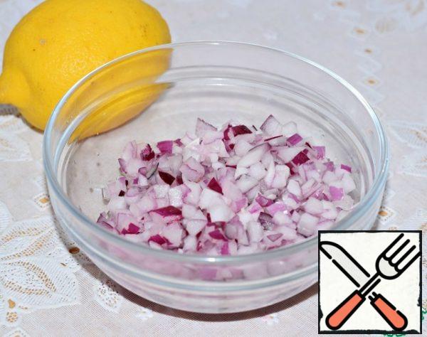 Finely chop the onion and marinate it in lemon juice.