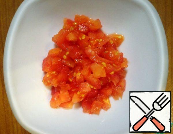 Tomato also cut finely, drain the excess liquid.