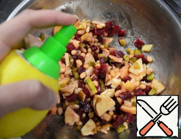 We open the beans and send everything to the salad bowl. Mix, sprinkle with lemon juice, salt, pepper, and butter. Mix again,