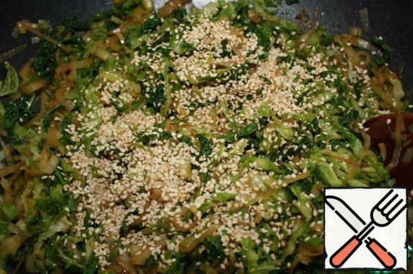 After removing the vegetables from the heat, add soy sauce or teriyaki sauce, vinegar and salt to taste. Finely chop the garlic and add it too.
Fry the sesame seeds and sprinkle the salad.
Mix everything well.
