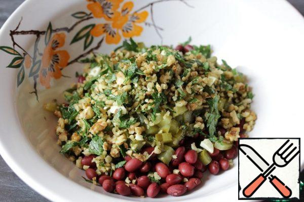 Season the salad with Abkhazian salt (if you do not have it, use the usual one, but add spices to the salad, for example, hops-suneli) and walnut oil.