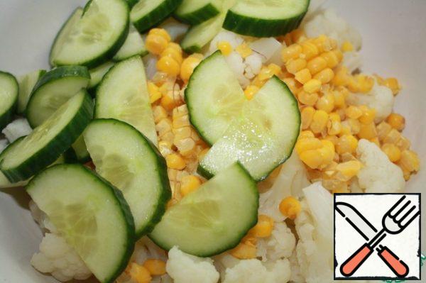Mix the cabbage, cucumber and corn.
Add to the dressing. Mix everything well and let it stand for about 15 minutes.