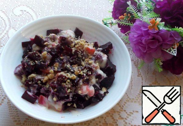 Add the sauce to the beetroot and mix everything together.
The salad is ready.