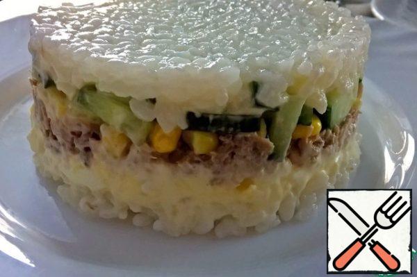 To assemble the salad, you will need a cylindrical shape or a jar. If you use a jar, you can lubricate the bottom with vegetable oil, for easy removal
Lay out layers:
1/2 of the rice Mistral
1 tsp mayonnaise
Cucumber
Corn
1 tsp tuna mayonnaise
1 tsp mayonnaise
Egg
1 tsp mayonnaise
The remaining rice
Press down each layer to keep its shape