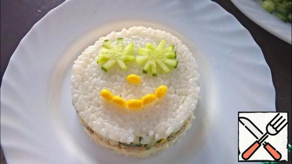 Removing the salad from the mold
Register.
Cut out 2 stars from the cucumber-snowflakes - these will be the eyes of a snowman
From corn spread the mouth and nose