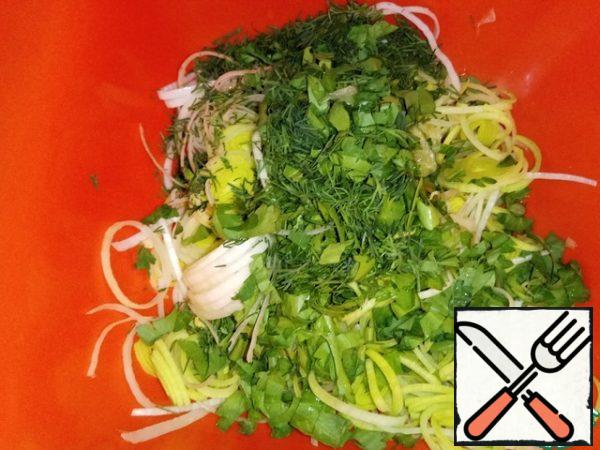Dill and parsley finely chopped. There should be a lot of greenery. in this salad, all the ingredients should be in the same amount. But onions and herbs are a little more prevalent.