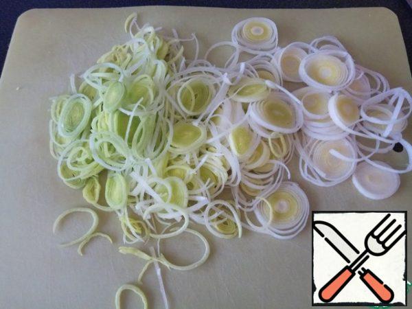 Cut the leeks into thin rings.