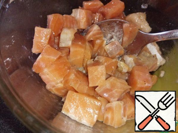 We take raw red fish (I always have it pre-frozen) trout and salmon are certainly tastier and fatter, but in principle any one is suitable. Remove the meat from the skin and cut it into small pieces. Pour sweet soy sauce, ground pepper, lemon juice to taste. Leave to marinate for 20 minutes.