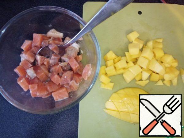 Mango cut into the same pieces as the fish. Connect with fish. We try to taste what is missing. Maybe you need to add salt or pepper. Lemon juice is also usually worth adding. Maybe some more sugar. Make sure you consider your taste preferences.