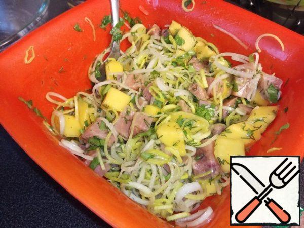 Mix the fish with mango and herbs. Leave to infuse. Again we try what is missing. season the finished salad with olive oil.