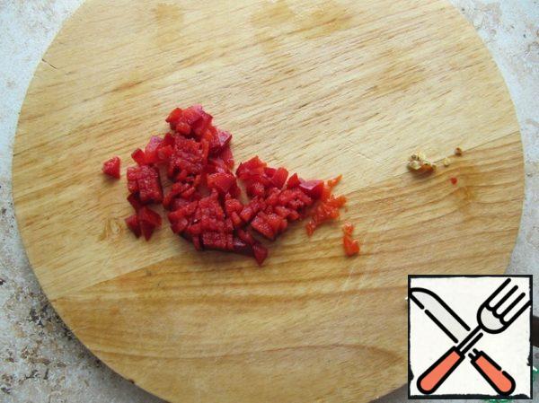 Cut the sweet pepper into small pieces. Peel the hot pepper from the seeds and finely chop it. Do not use seeds!
