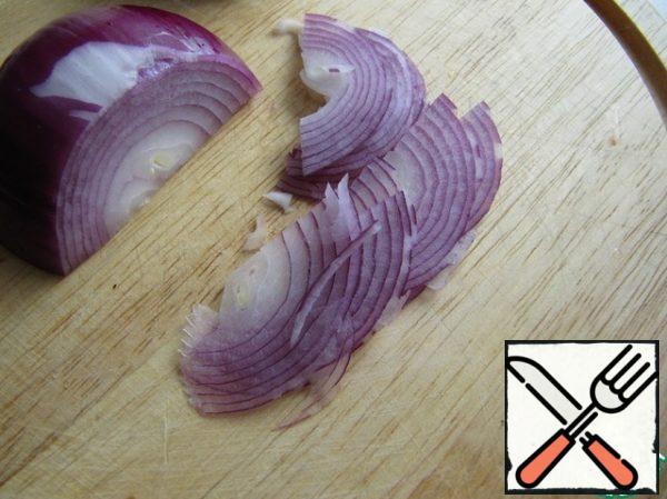 Cut the red onion into small strips.