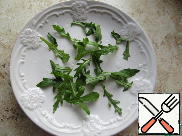 Pick the arugula leaves coarsely, pour out the lentils, season with vegetable oil, bring to taste with salt and pepper, and put the pickled tofu cheese on top.