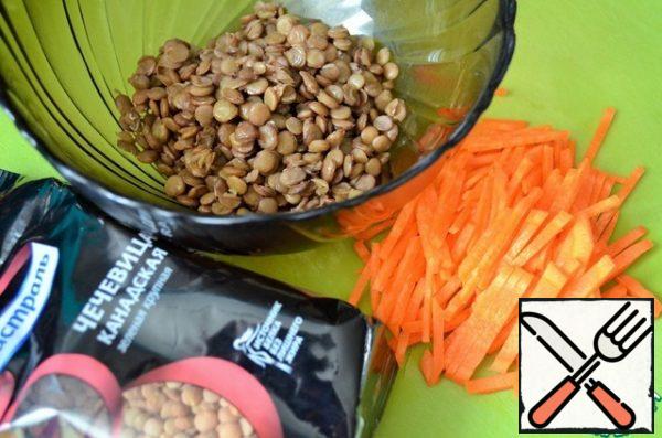 Cook the lentils in advance and let them cool.
Cut carrots into strips. Put in a salad bowl.