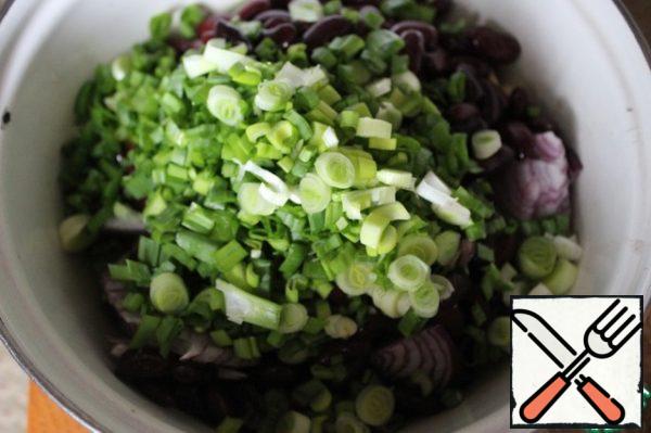 Boil the potatoes in the uniform until tender and cut into pieces. Cut the sausage into small cubes, add the cheese, add the beans without liquid, cut the onion into thin half rings, and green onions into rings. Mix everything together.
