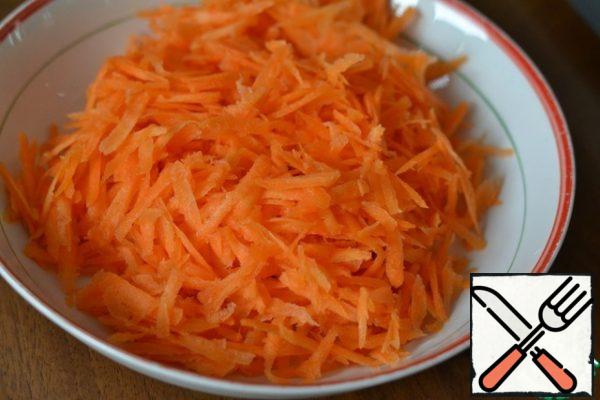 Peel the carrots and grate them on a coarse grater.
We will need 200 gr. of the finished product.