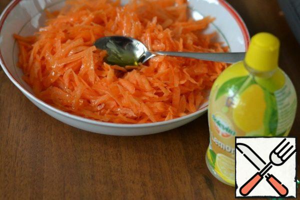 Add a pinch of salt, honey and lemon juice to the carrots.
Mix gently.