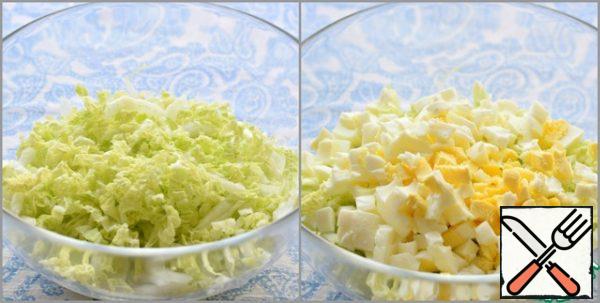 Chop the Peking cabbage. Place in a large salad bowl.
Add chopped eggs to the cabbage...
