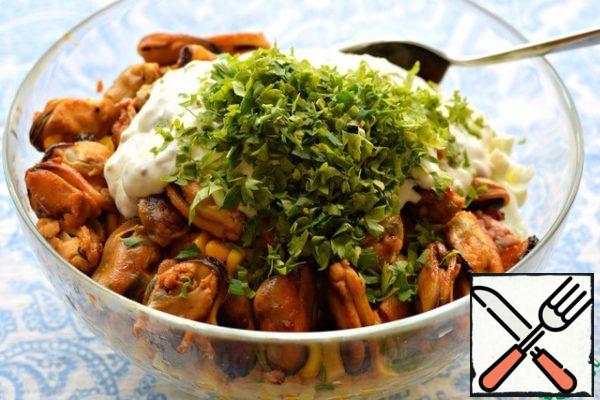 Add the chopped parsley to the salad bowl. Season with the sauce and mix gently. Try it with salt and salt.
Everything is ready!
This salad is very good not only with mussels. You can cook it with a sea cocktail, or with squid.