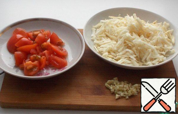 Celery grate on a coarse grater,
finely chop the tomato.
Chop the garlic.