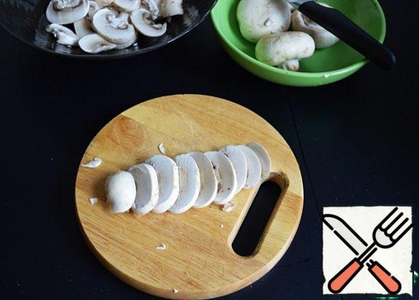 Fresh mushrooms (they must be, of course, the freshest) wipe with a damp cloth and cut into thin slices.