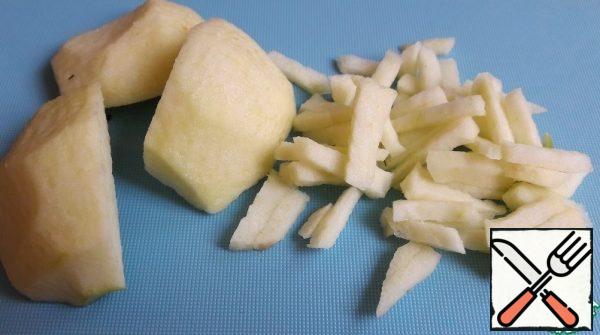 Peel the apples, cut out the middle, and cut into strips.