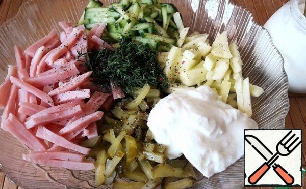 Season with ground pepper, yogurt or mayonnaise.