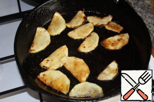 Peel the zucchini and remove the seeds if necessary. I didn't do it, my zucchini was young.
Cut into half rings 0.3-0.5 cm thick and fry in a pan greased with vegetable oil.
I fry in one layer, add salt, then turn it over.
Zucchini is fried very quickly. a