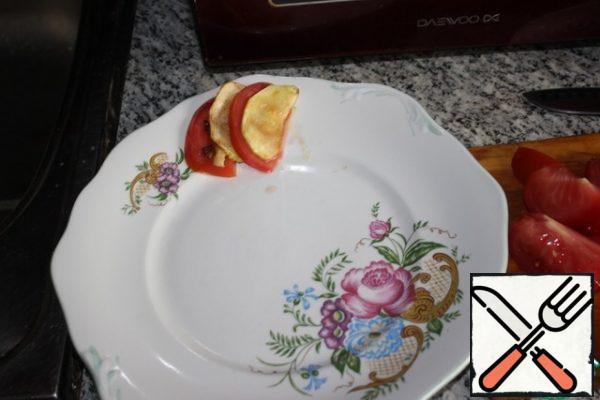 Tomatoes are cut into thin semicircles.
Spread the salad on a plate. A slice of tomato, a slice of zucchini, etc.