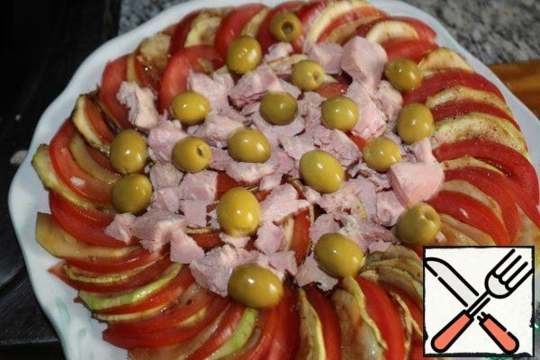 Put the olives and tuna on top of the salad in small pieces.
