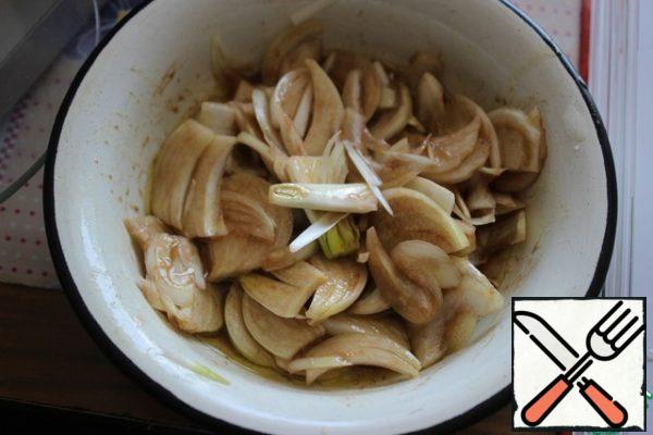 Cut the onion into half rings.
Mix the vinegar, oil, and mustard into a homogeneous emulsion.
Add a little salt to the onion, mash it with your hands and pour the dressing over it.

Wash the potatoes thoroughly, put them in a saucepan, cover with water and cook until tender for 20-25 minutes.
Peel the boiled potatoes and cut them into half-circles.