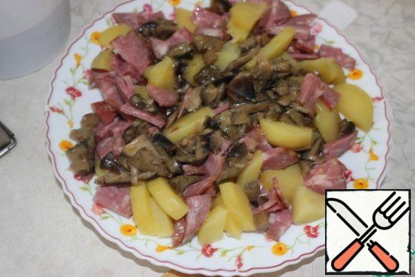 Spread the fried mushrooms. I have a winter preparation, the last jar. If there are no ready-made ones, then you will have to fry them.