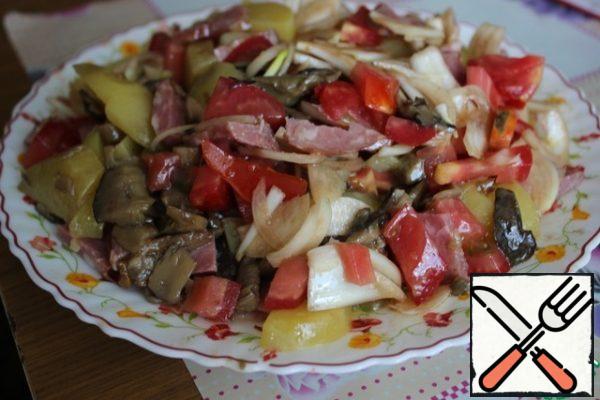 Leave the salad for 20-30 minutes to soak.
Sprinkle the salad with green onions when serving.