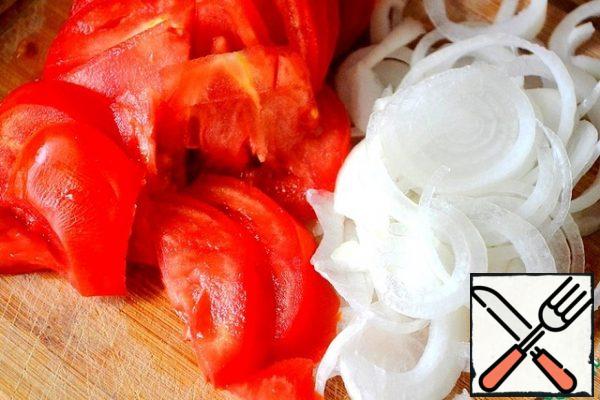 Thinly slice the tomatoes and onions.