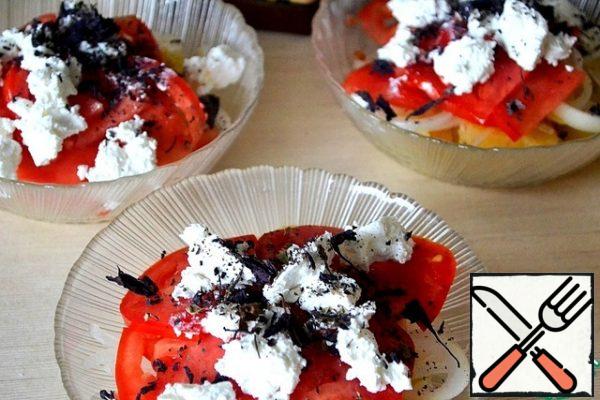 Sprinkle with cheese to taste and sprinkle with basil. Pour vegetable oil over it.