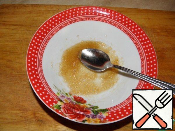 Prepare the sauce: mix brown sugar with lemon juice until the sugar dissolves.