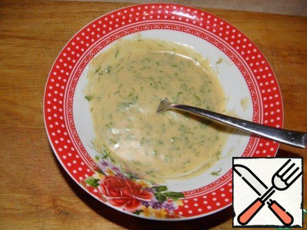 At the end, put the chopped dill, salt and pepper.
The sauce should have the consistency of heavy cream, if it is too thin, add a little mayonnaise (you can also mix the sauce with a blender)
This sauce can be stored in the refrigerator for about a week, the next day it will become even tastier.