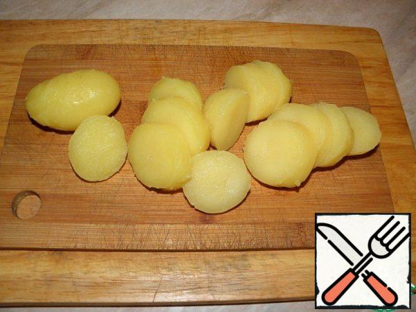 Our potatoes are ready (boil in a uniform), cut into medium pieces (do not mince), closer to the large ones.