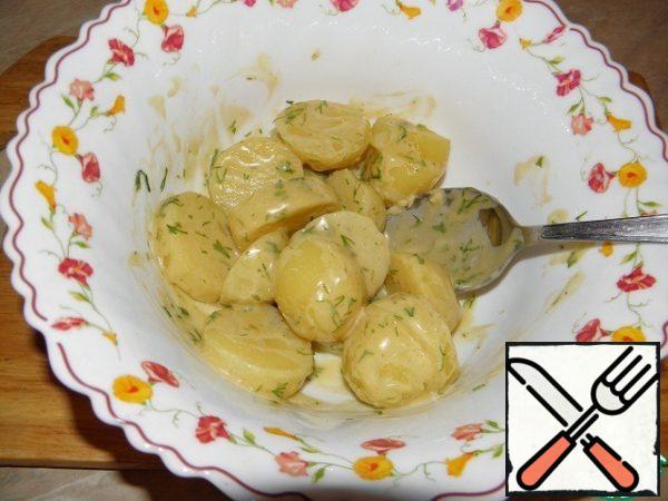Mix the potatoes with the sauce.