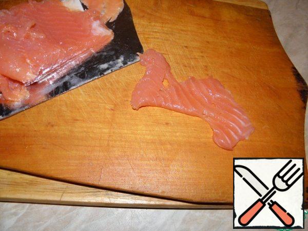 Cut the fish into thin pieces.