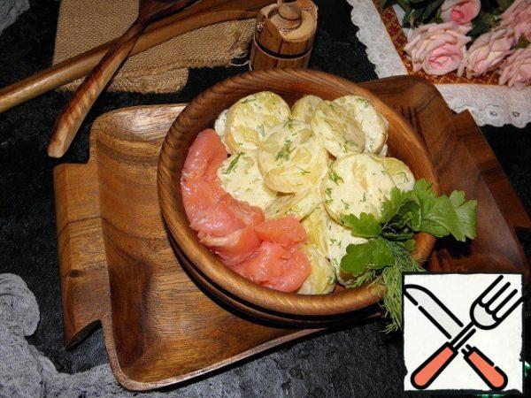 Spread the potato salad on the dish and add the fish slices.