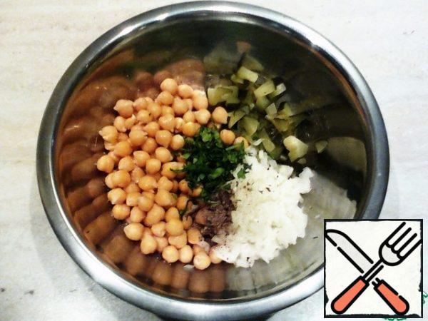 Mix all the products in a bowl with chopped herbs, onions and juice. Season with spices and aromatic oil.
Mix and level to your liking. That's it, the salad is ready! You can serve and help yourself!