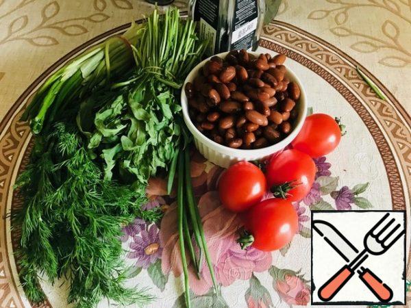 Here is our modest set of products. Boil the beans in advance, wash the tomatoes and greens.