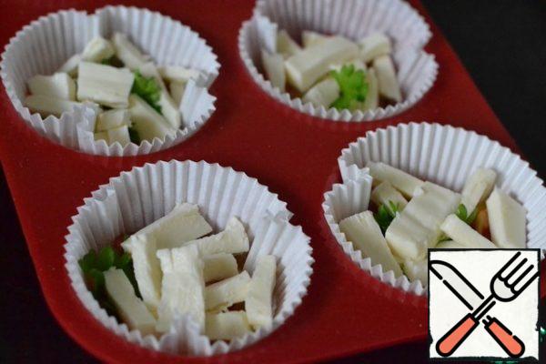 Chop the parsley and mozzarella.
Put a little on the vegetables.