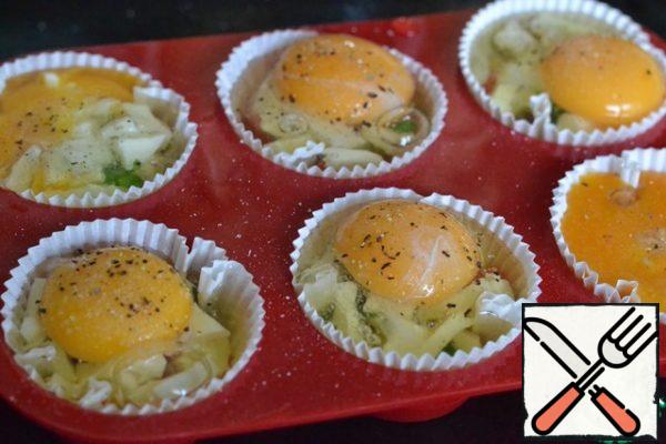 Carefully beat the egg into the mold.
And try to first pour in the protein, and already pour the yolk up. Season with salt and pepper.
Bake in a preheated oven at 180 g for 25 minutes.