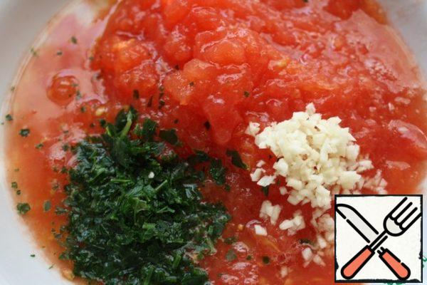 Finely chop the garlic and parsley.
Grate the tomatoes.
Mix with pepper and beans.
Add vinegar and vegetable oil to taste, salt also to taste.