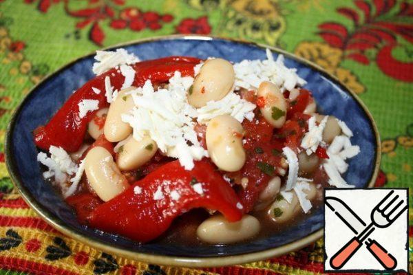 We put the snack in the cold for a couple of hours or overnight, during which time the beans and vegetables are marinated.
When serving, sprinkle generously with grated cheese.