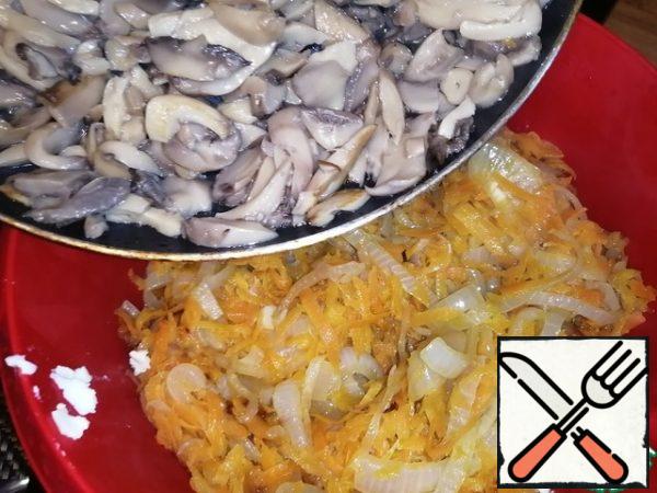 The first step is to cut the onion into half rings, and grate the carrots on a vegetable grater.
Then start roasting them.
Put the eggs in a saucepan for cooking for 7 minutes.