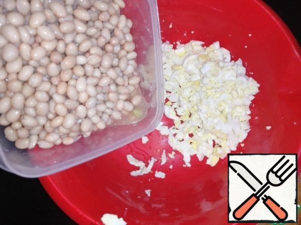 Next, fry the mushrooms on low heat, and add to the vegetables. Let's start assembling the salad.