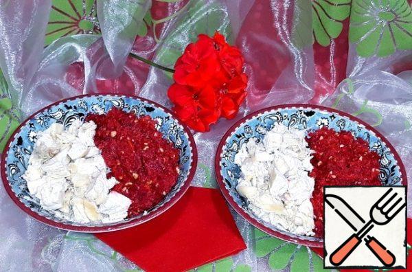 The contents of the bowl were mixed well and the salad was
spread out on one side in serving bowls.
Cut the chicken fillet into small cubes
and put it in bowls on the other side.
i squeezed lemon juice on top of the salad.